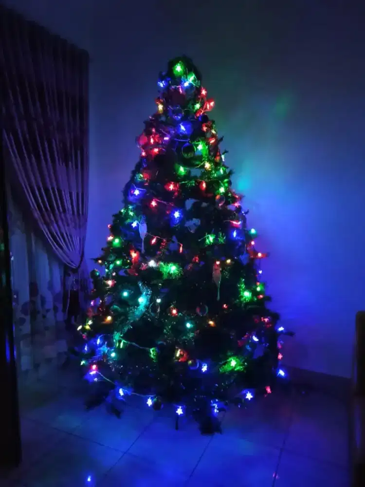 DiJual Pohon Natal dan Hiasannya