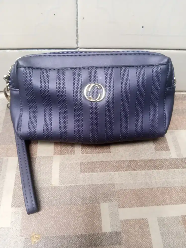 PRELOVED TAS SLEMPANG WANITA WARNA NAVY
BAHAN KULIT SINTETIS TEBAL