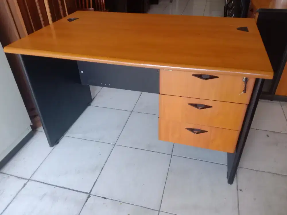 Meja kerja kantor modera