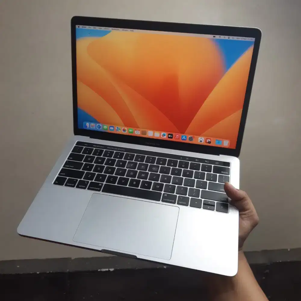 Macbook pro 2018 touchbar ram 8gb ssd 256gb normal bisa cod