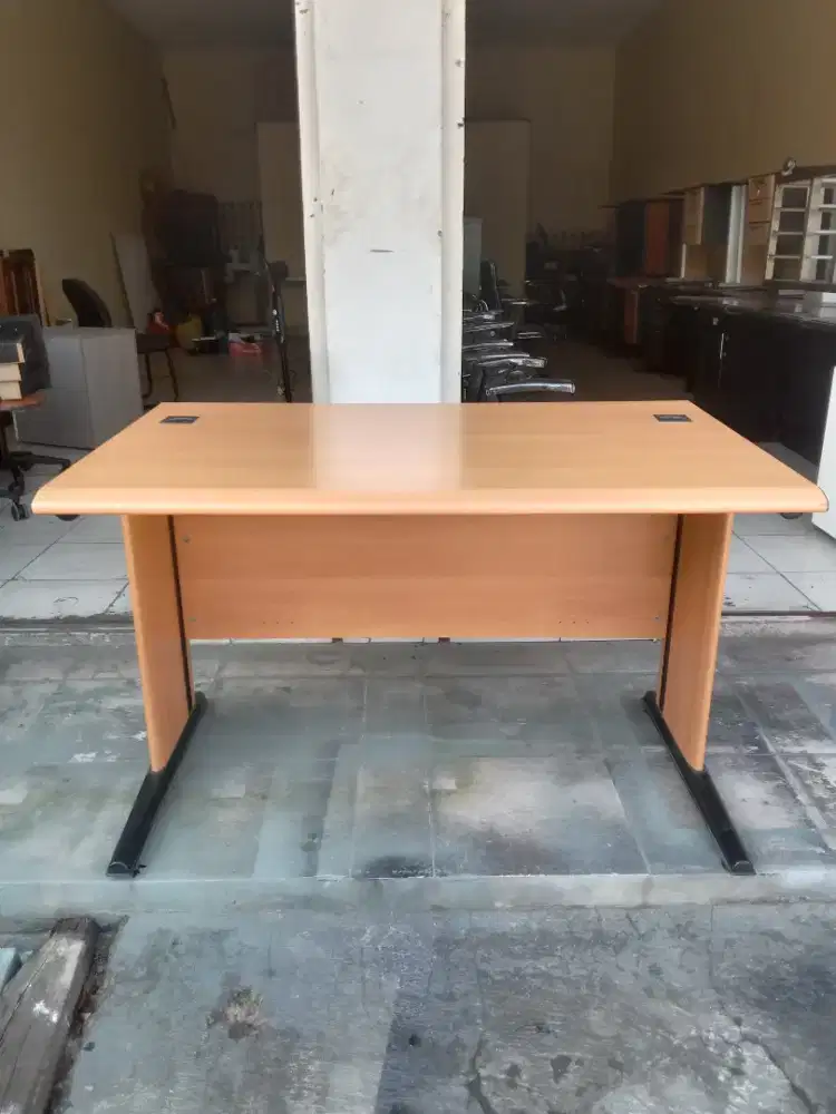 Meja komputer moderen