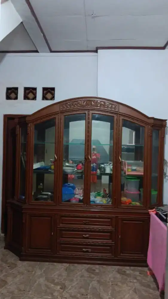 Lemari pajangan jati