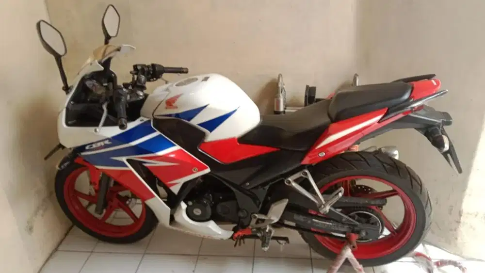 Motor honda cbr 150cc tahun 2014 mulus no minus apik terawat