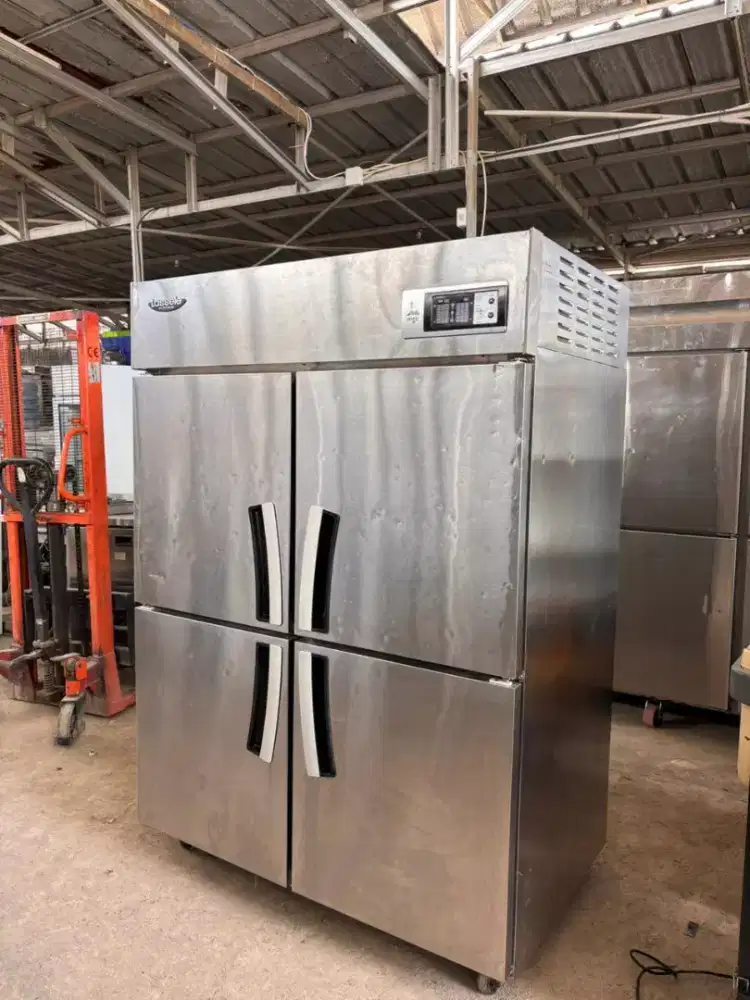 Upright freezer 4 pintu
Merk Lassele