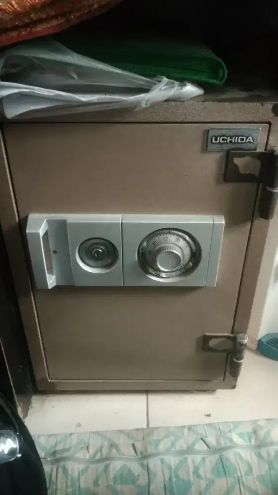 Brangkas bekas  Uchida panjang 40cm lebar 35cm tinggi 49cm
