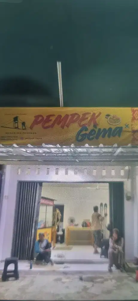 penjaga warung pempek
