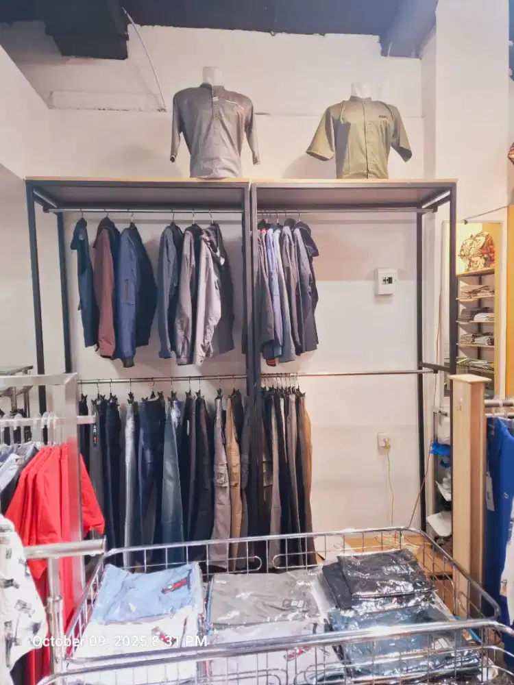 Lemari gantungan baju dua susun