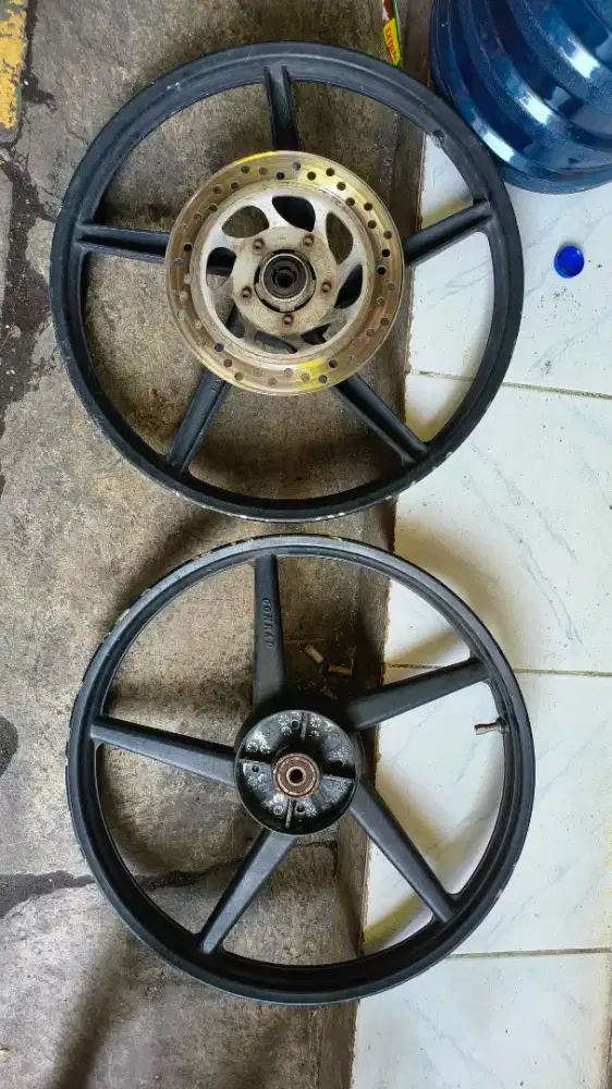 Velg Supra x lama kondisi msh mulus komplit sama lakernya tinggal pake