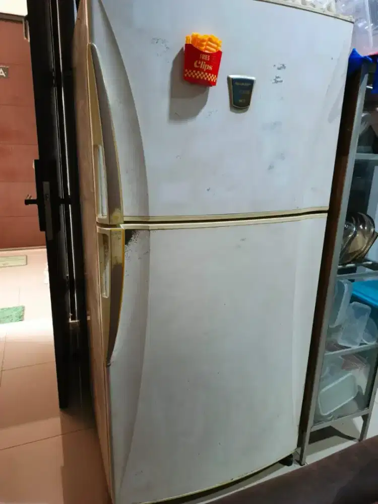 Kulkas 2 pintu merk Sharp