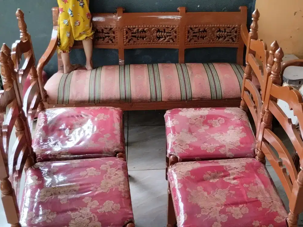 Preloved Sofa Kayu dan 4 Kursi Makan