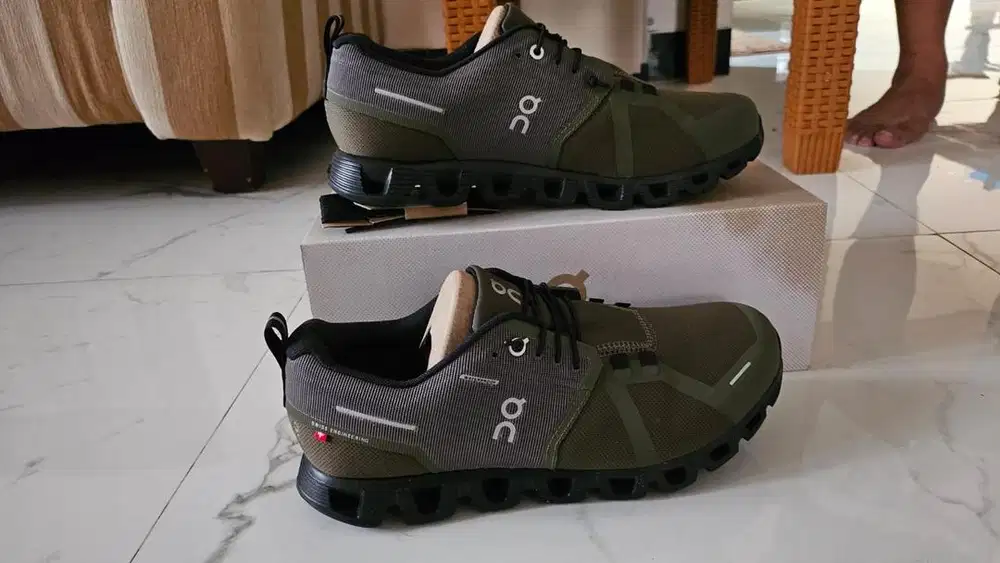 Sepatu On Cloud 5 Waterproof Olive | Black Size 42 Men