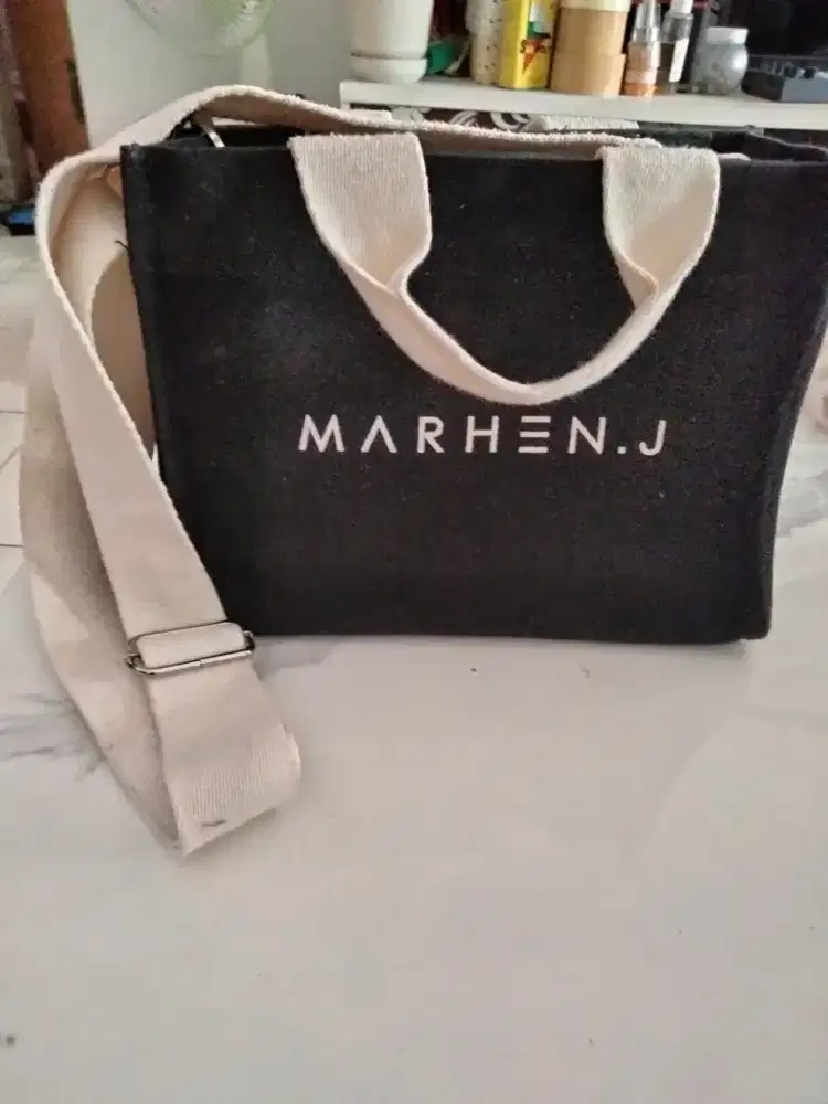 Tas hitam marhen, J