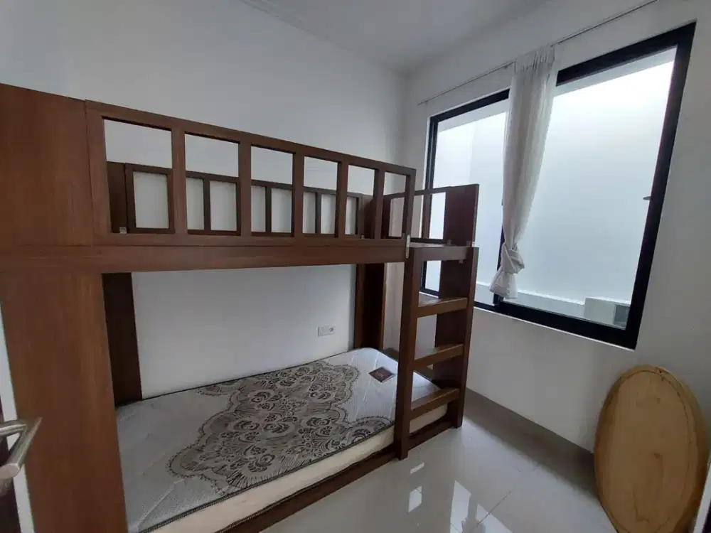 Kitchen set bawah minimalis dengan top table putih.  Sink stainless steel dan keran air.  Rak bawah terbuka (belum dilengkapi kabinet pintu).  Beberap