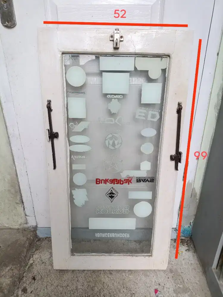 Daun jendela kayu kaca