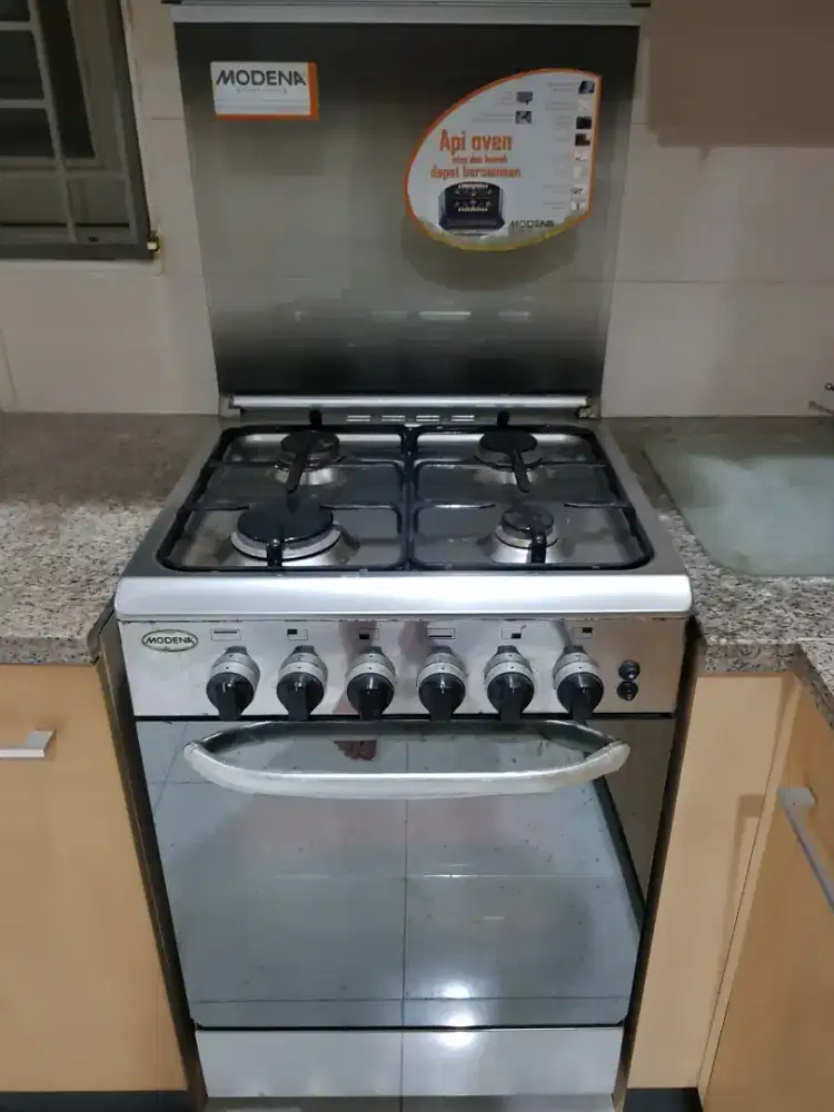 Kompor 4 tungku dan ada ovennya