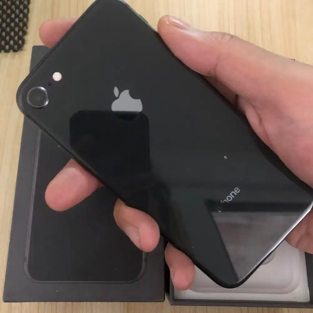 iPhone 8 64GB BH 100 (Gantian) Mulus banget no minus  alloperator lama