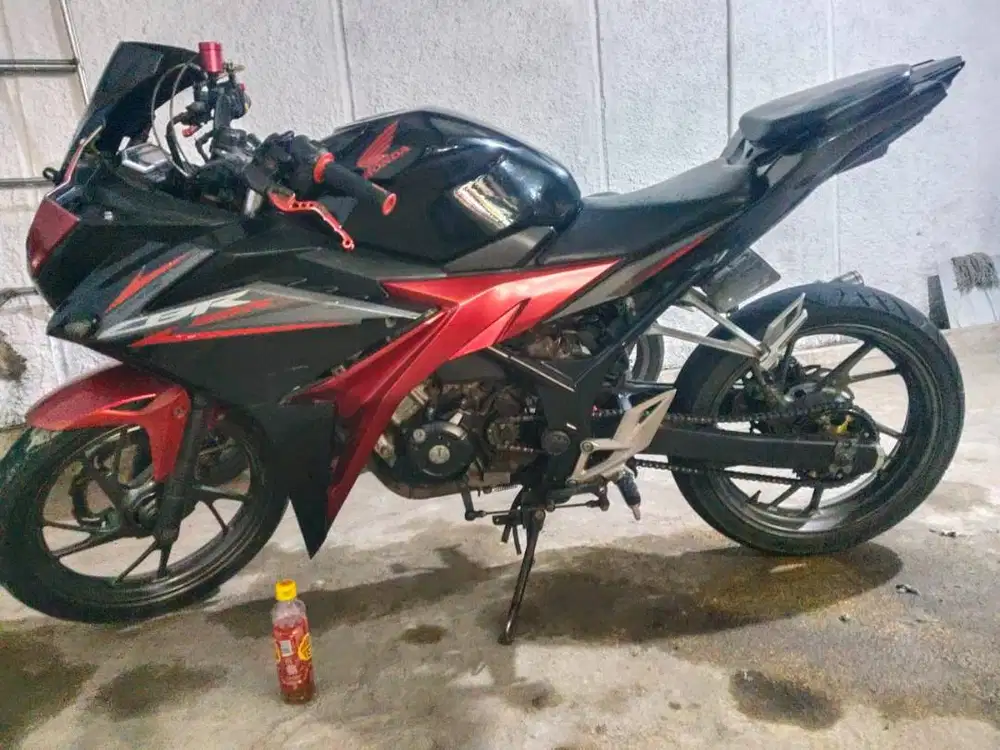 CBR150 pemakaian cewe jual 10.500.000 nego jika minat wa 08569484g4g5