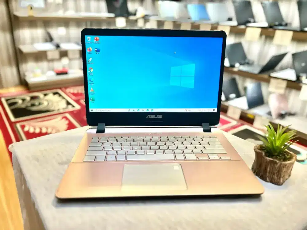 Asus A407u. Core i3 gen 7. ssd 256gb. ram 8gb. vga nvidia 2gb.