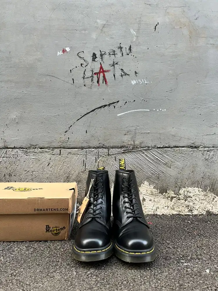 Dr. Martens 1460 Black Smooth with Box OG.