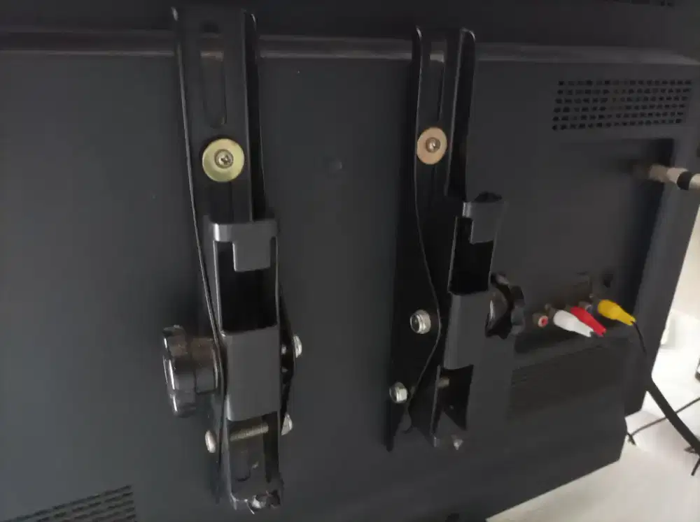 Bracket yg nempel di TV