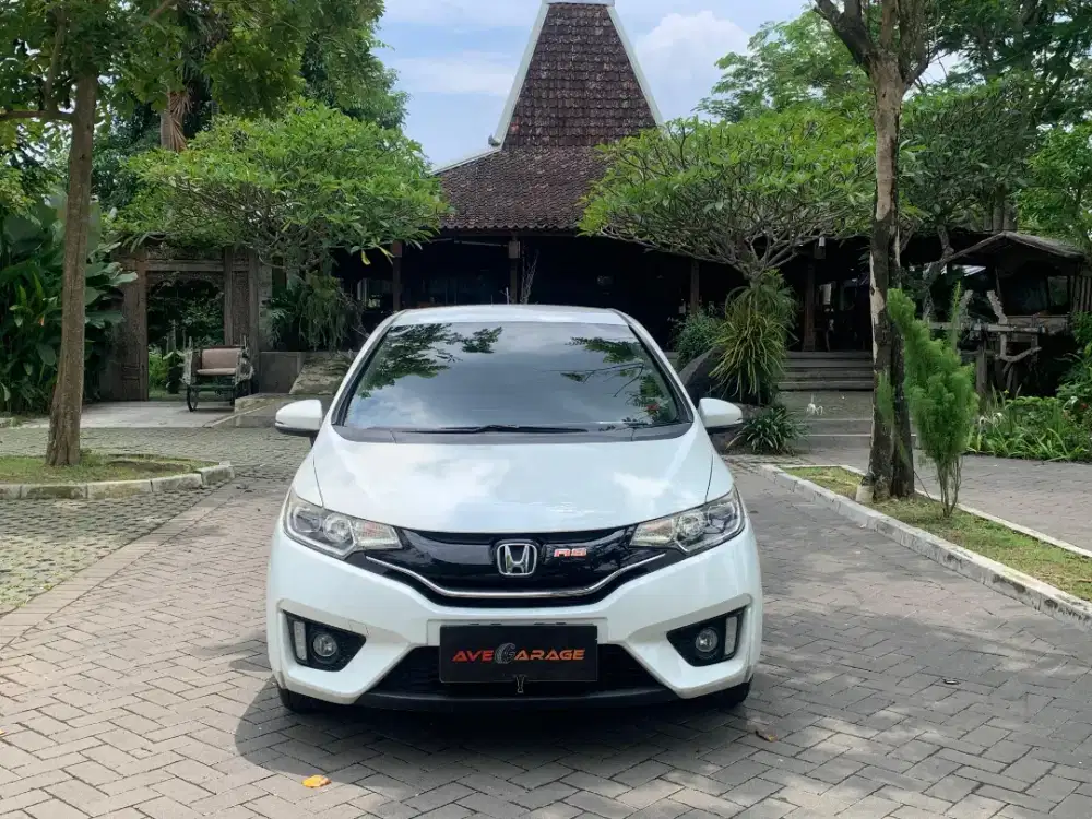Honda Jazz RS matic putih,low km,bebas laka banjir,kredit Dp minim