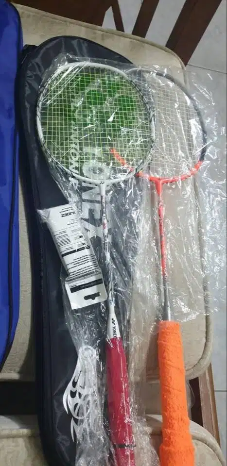 Dijual sepasang plus tas raket yy yonex masih baru