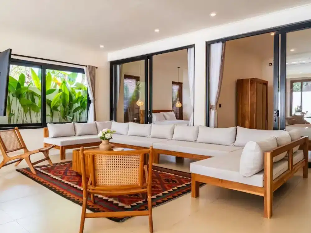 Villa 2 Kamar Tidur dengan Ruang Tertutup dan Latar Hutan di Tumbak Bayuh