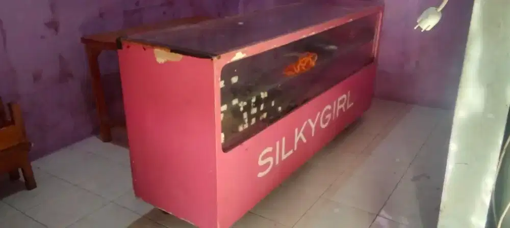 Dijual etalase bekas usaha kaki ada roda nya