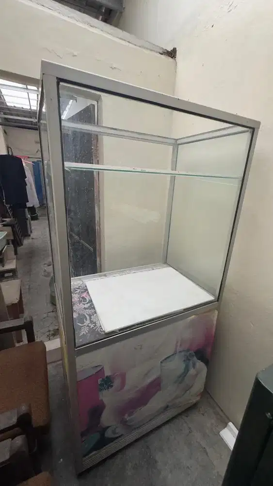 Etalase Kaca untuk Jualan