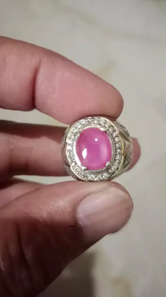 Batu permata rubi star