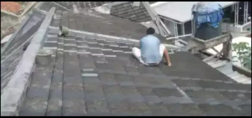 JASA DAN TUKANG PERBAIKAN ATAP BOCOR