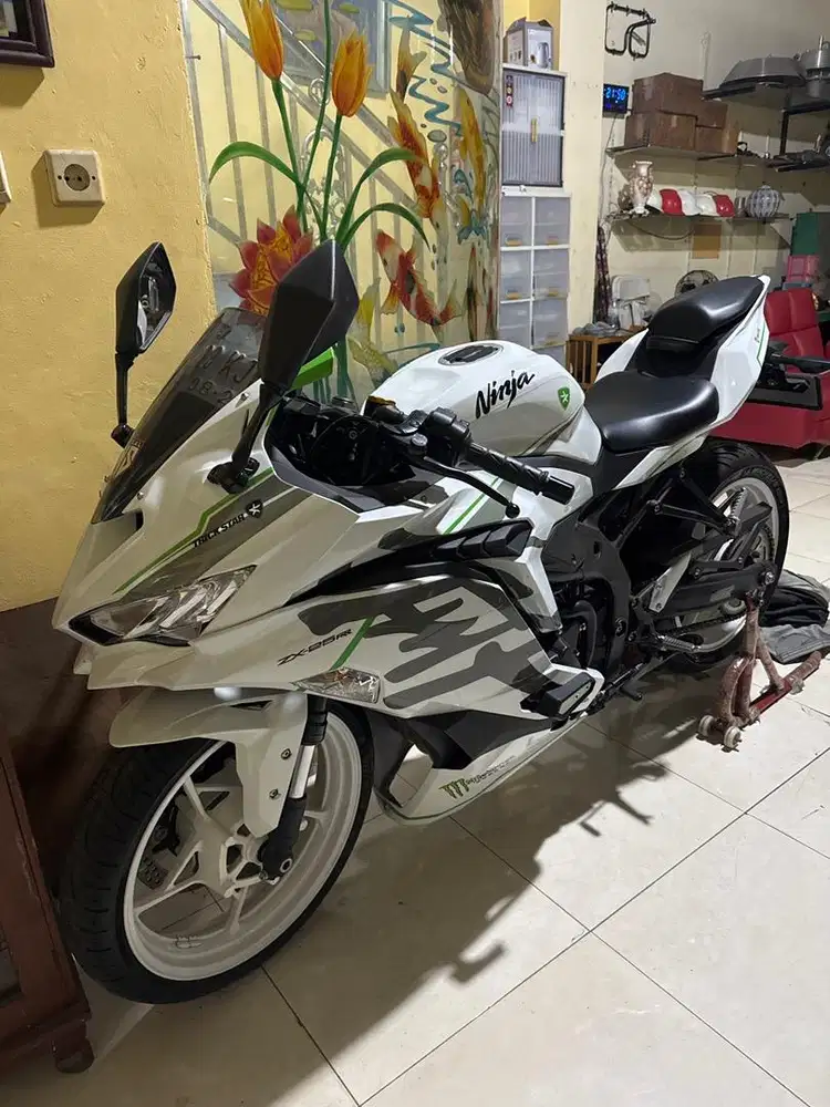 Kawasaki ZX25R ABS Eqs low Km antik