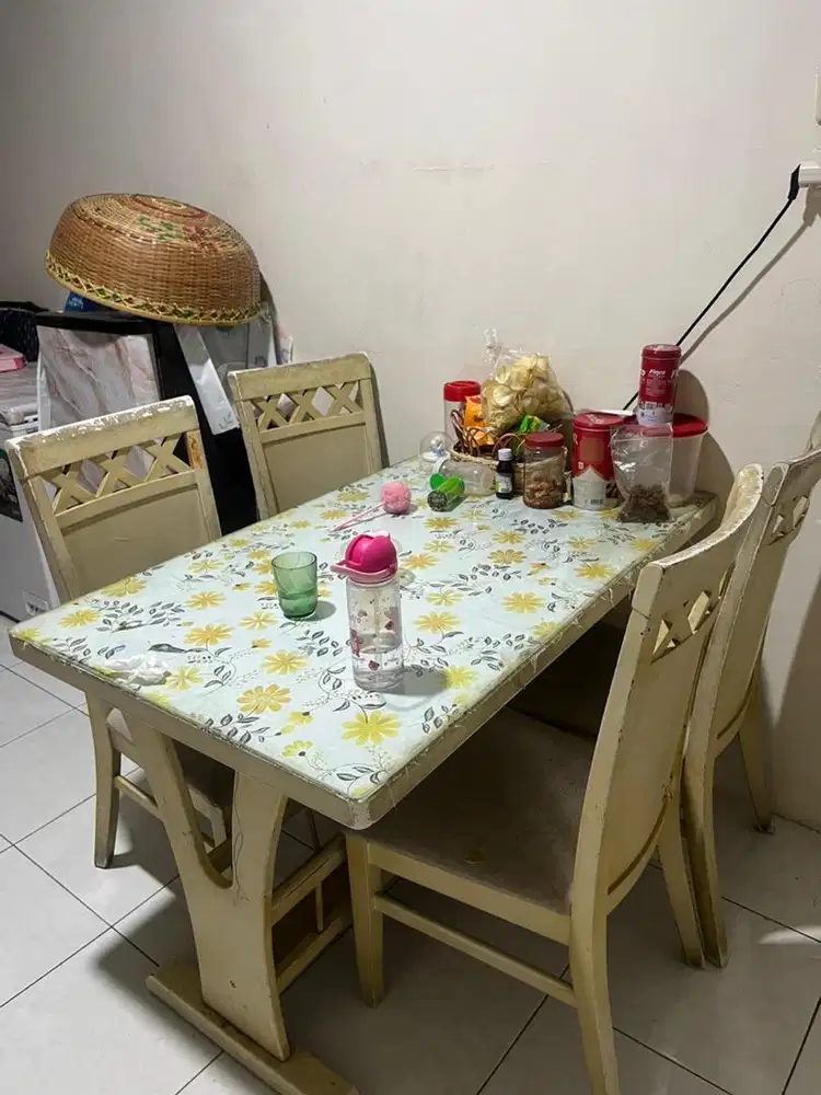 Meja 1 set sama kursi