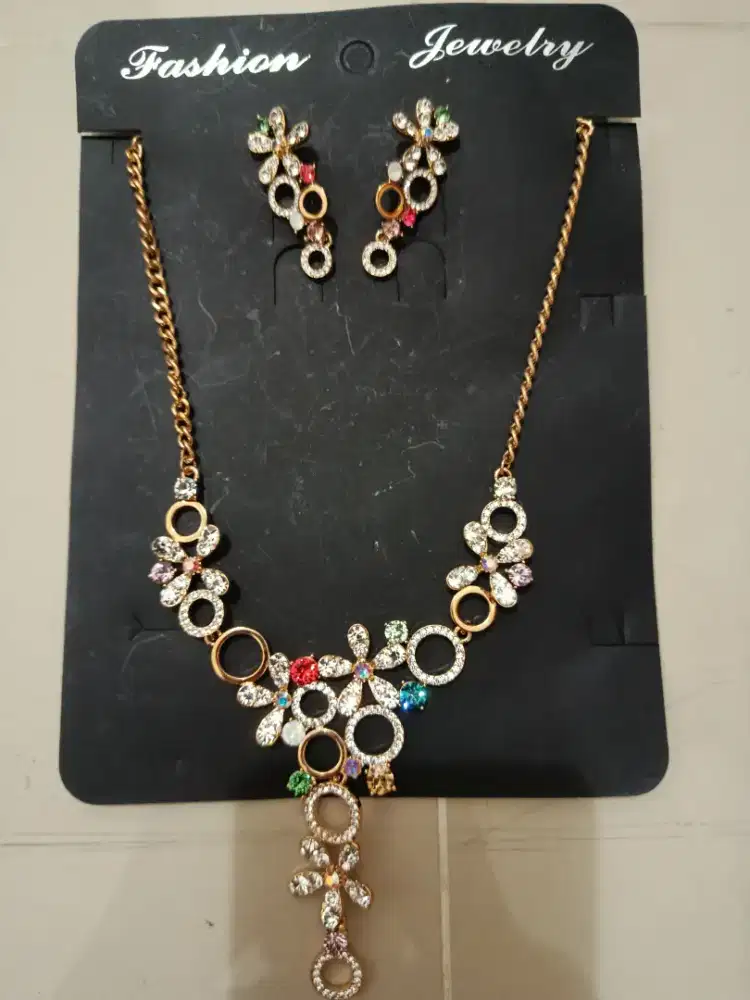 Kalung + anting 1 set wanita