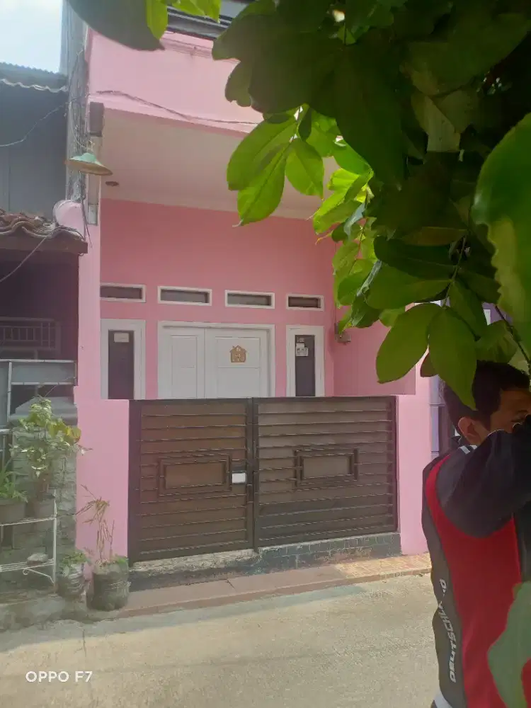 Di Kontrakan TAHUNAN rumah mungil 2 lantai di pusat kota Depok