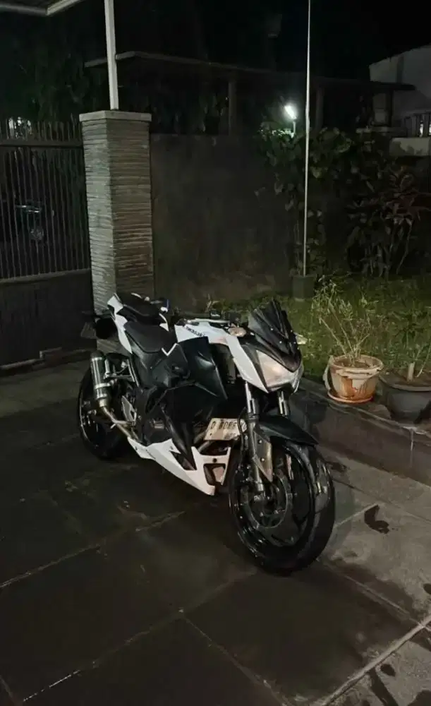 Kawasaki Z250 putih bonus knalpot leovince ori