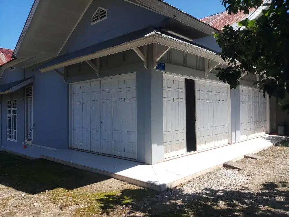Dijual Rumah Tinggal beserta 2 petak Toko siap huni