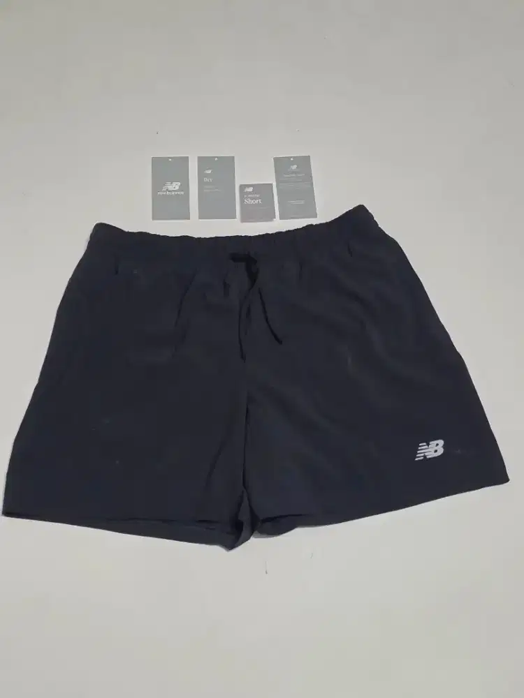 Running Short Pria Celana Lari NB New Balance size M masih spt Baru