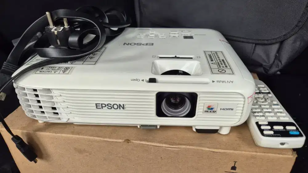 Projector Epson EB X-300 kondisi 99% BU