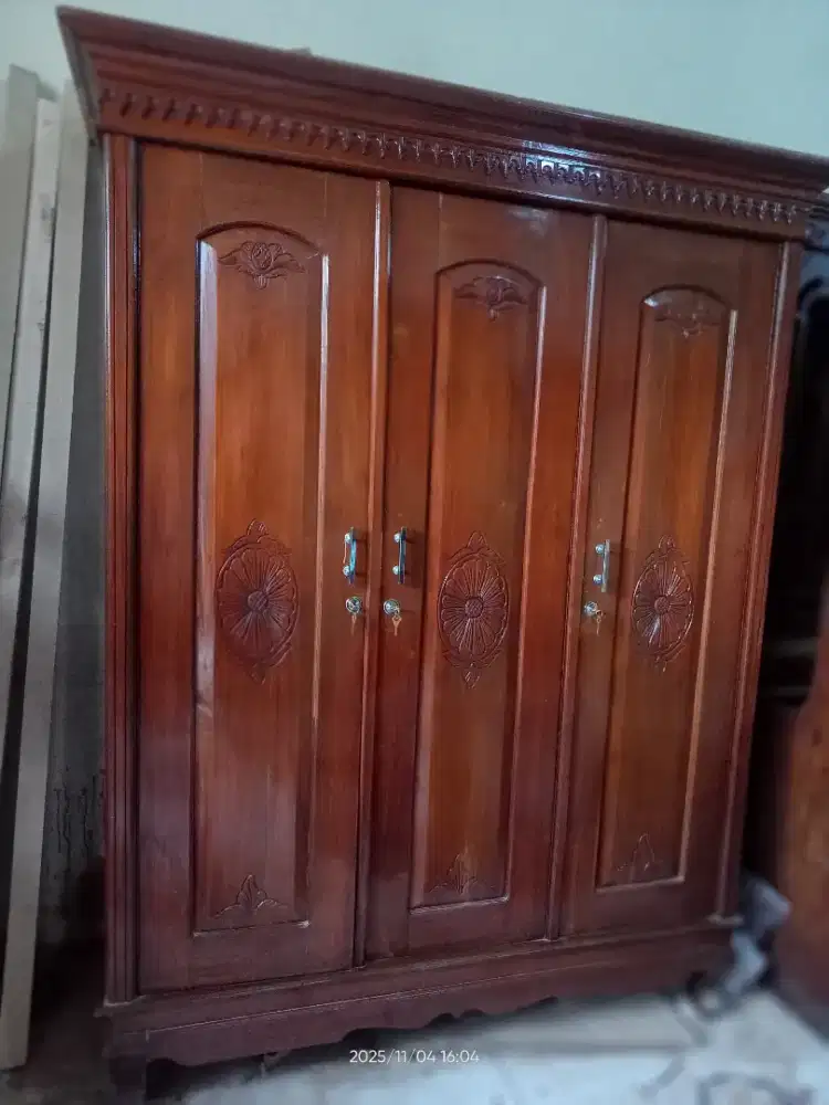 Kinclong lemari kayu jati 3 pintu bekas dah melamin seperti baru