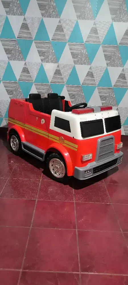 Mobil pemadam kebarakaran ukuran besar kondisi mati