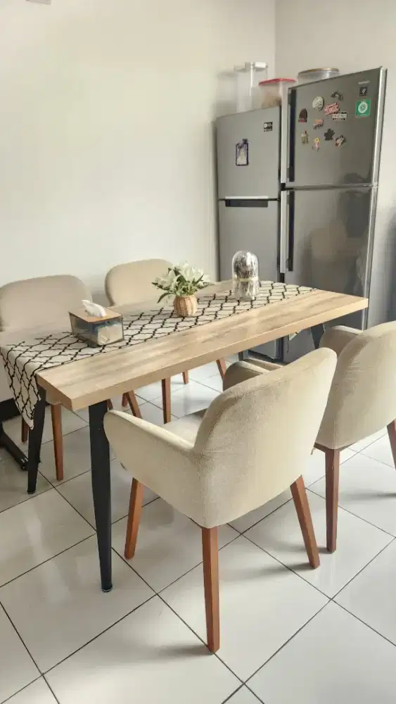 Meja makan Informa + 4 kursi fabelio