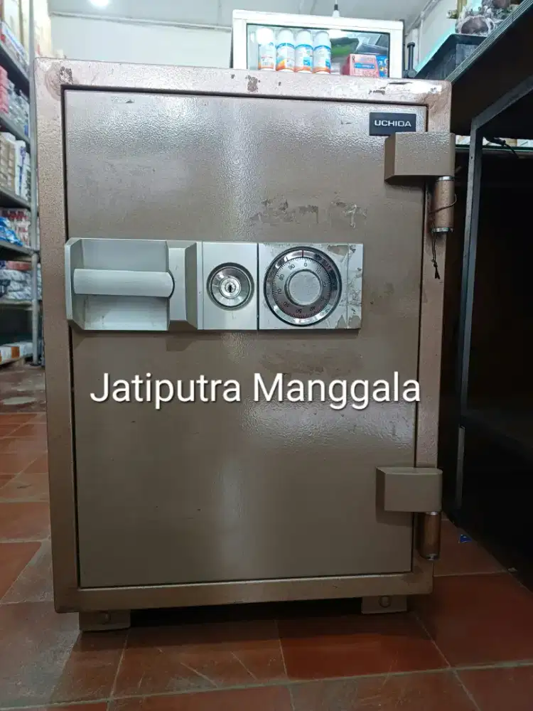 Brankas baru, kunci rusak