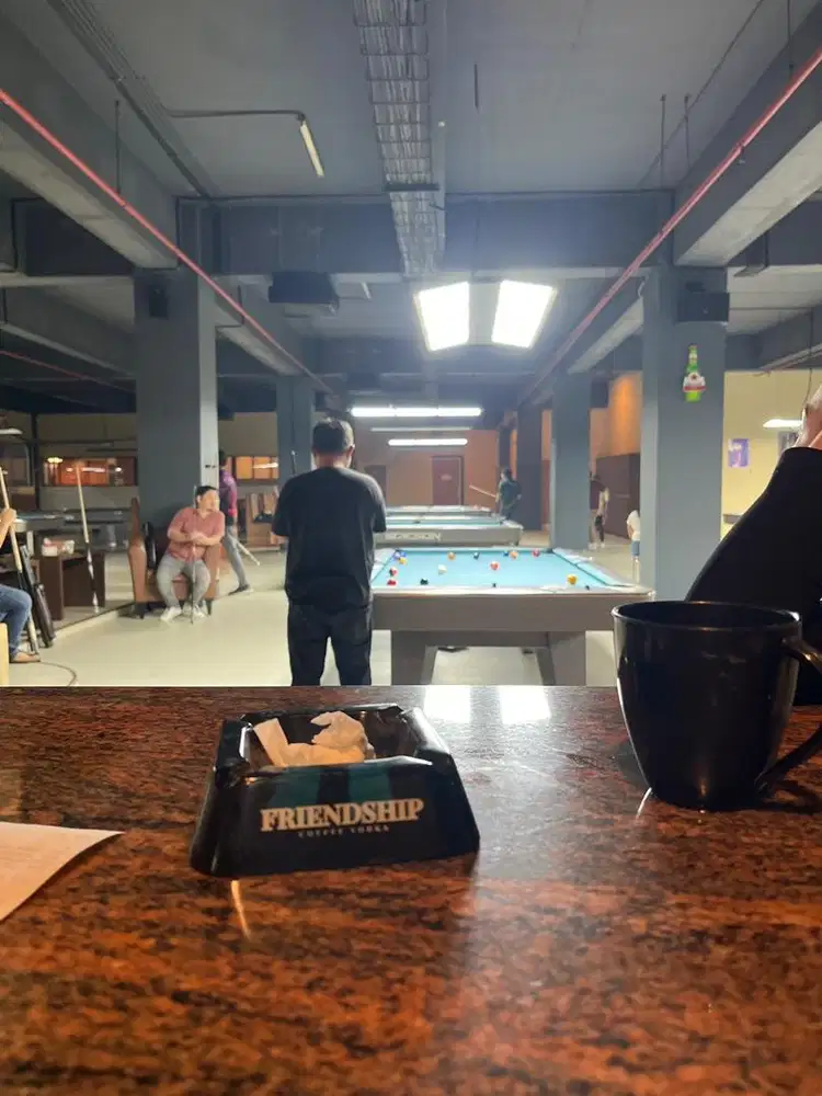 Racker Bola dan Kasir Billiard ( wanita )