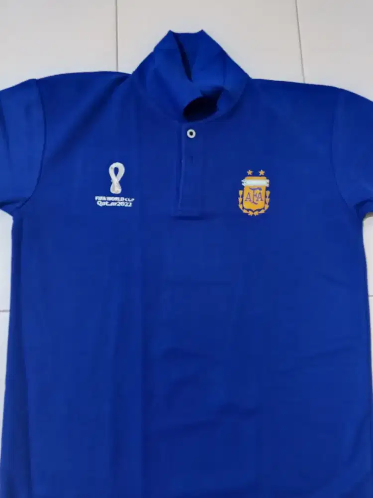 Baju kaos kerah biru