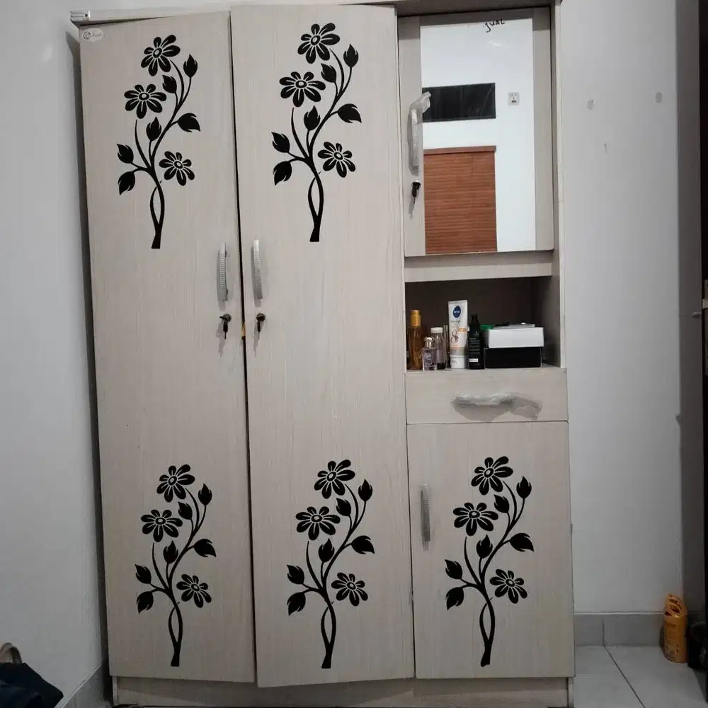 Dijual lemari pakaian Olimpic, pemakaian 1 tahun lebih. Masih bagus