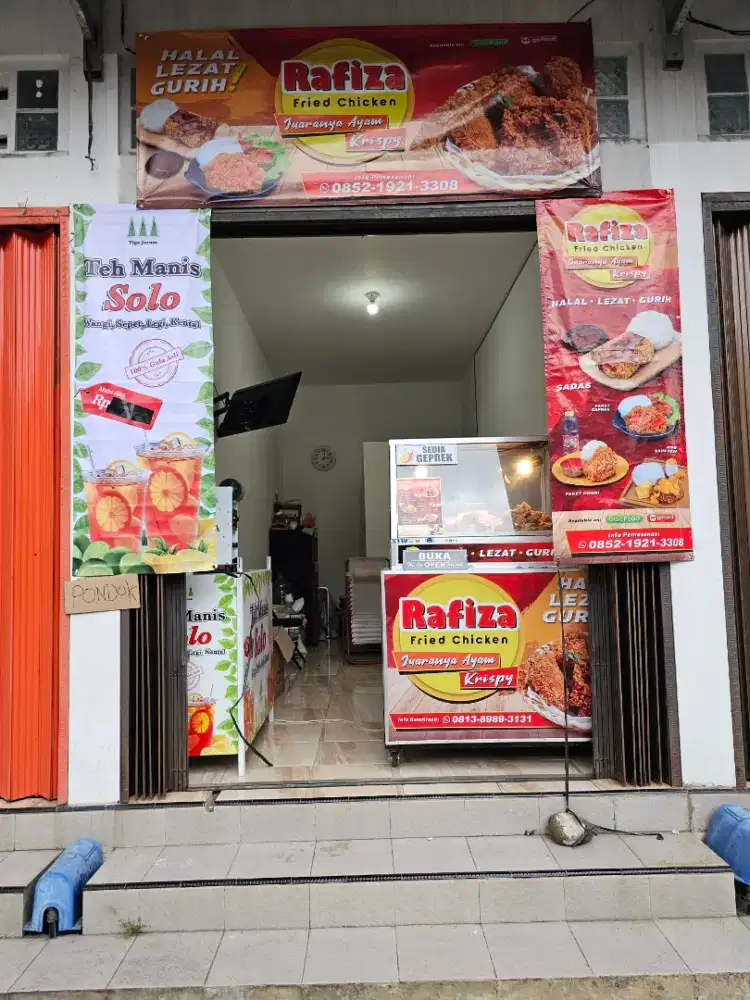 PELAYAN KIOS AYAM KRIUK & ES TEH SOLO