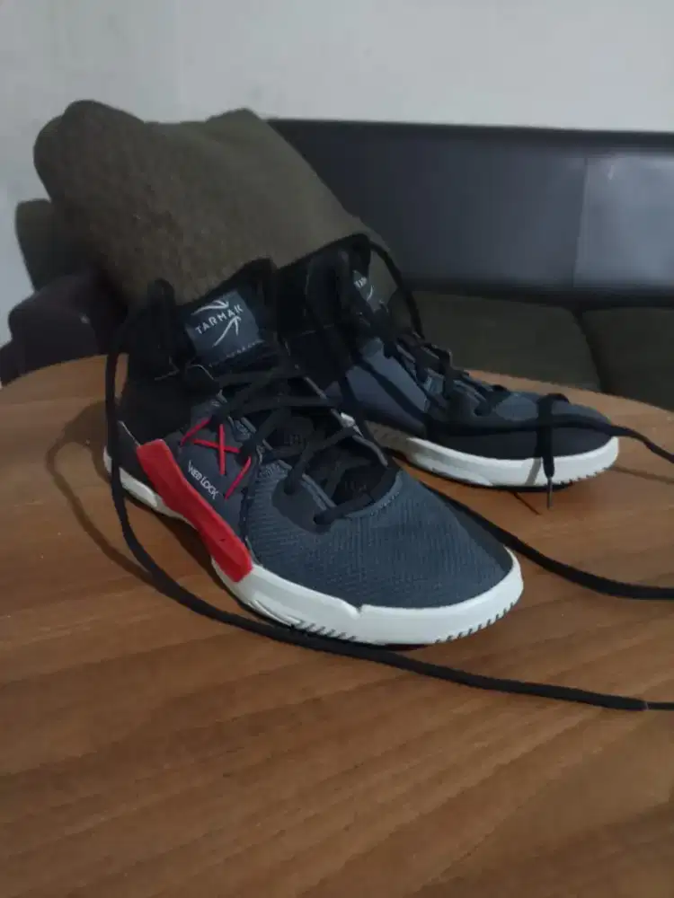 Sepatu Basket Pemula Pria/Wanita Tarmak Protect 120 - Hitam/Merah