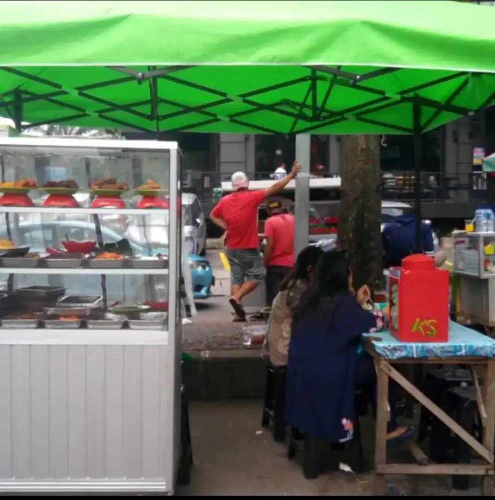 Karyawan Warung Nasi Pinggir Jalan