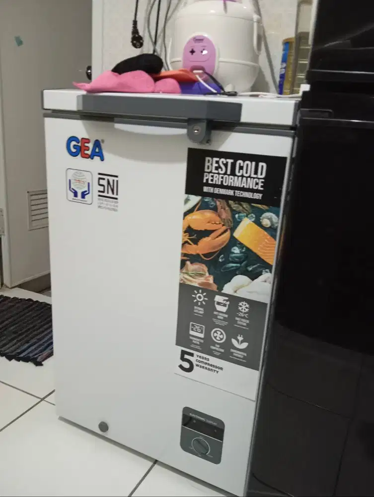 Dijual Freezer GEA 100ml kondisi Dingin, Mulus, Terawat,